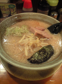 とんこつ醤油@らあ麺 やったる 新宿店